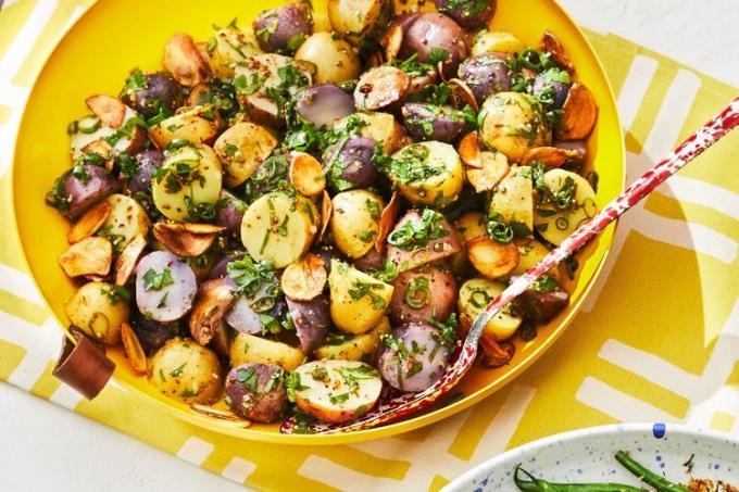 Sarımsak ve Otlu Patates Salatası